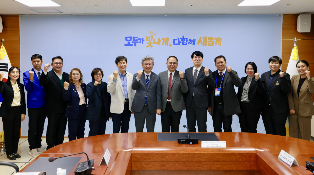▲천호성 전북교육감과 태국 우돈타니 중등교육청 대표단이 교육교류 협의를 마친 뒤 기념촬영을 하고 있다. (사진제공=전북특별자치도교육청)