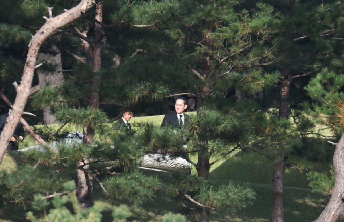 ▲이재용 삼성전자 회장이 23일 경기도 수원 선영에서 열린 고 이건희 삼성그룹 회장 6주기 추도식에 참석해 있다. (사진=연합뉴스)