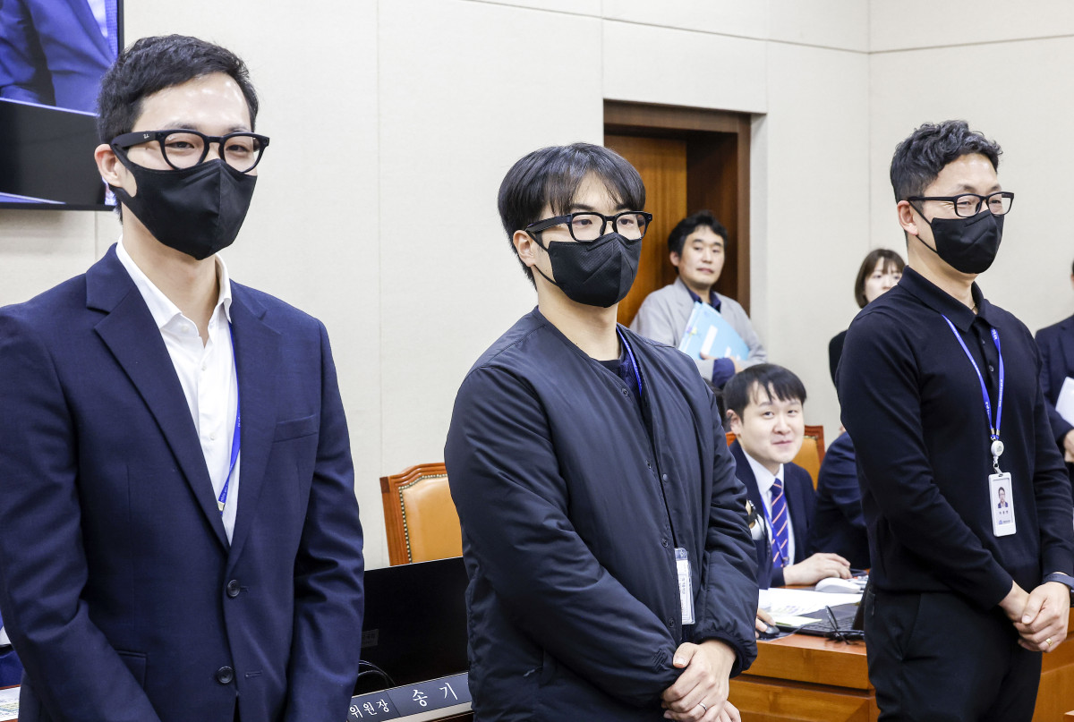 ▲이정헌 더불어민주당 의원실 보좌관이 23일 서울 여의도 국회에서 열린 과학기술정보방송통신위원회의 종합감사에서 AI 스마트 안경 관련 질의 도중 안경을 착용한 채 국정감사장에 나와있다. (뉴시스)