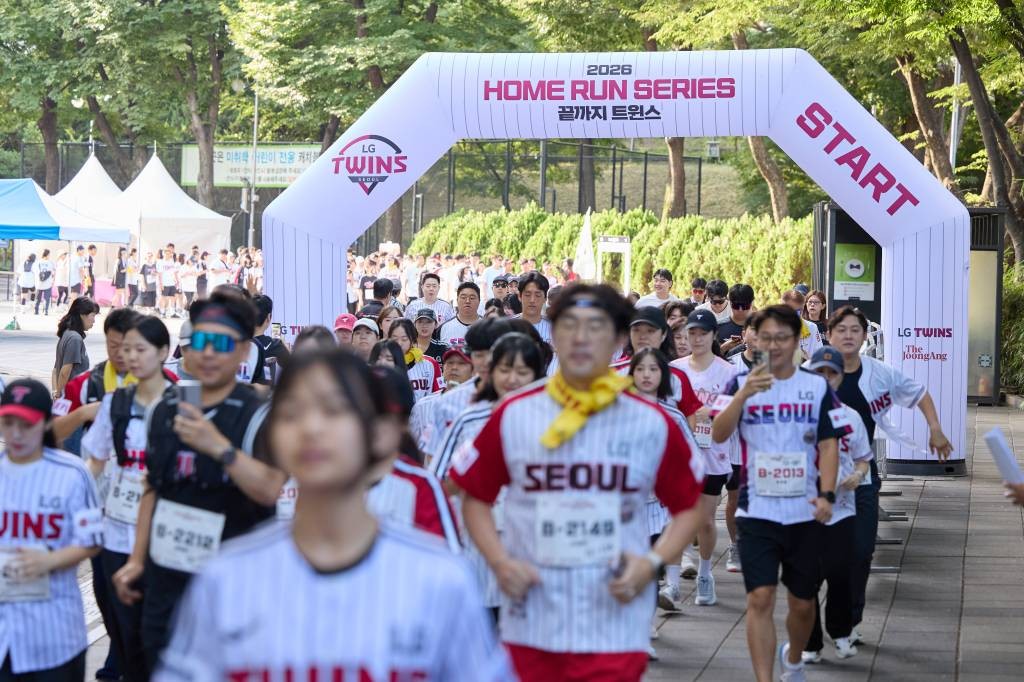 ▲LG 트윈스가 진행한 ‘2026 홈런 시리즈’ 러닝 행사에서 참가자들이 코스를 달리고 있다. LG는 11월 22일 잠실구장 일대에서 약 1만 명 규모의 ‘2026 더 라스트 런 : 굿바이잠실’을 개최한다. (사진제공=LG 트윈스)