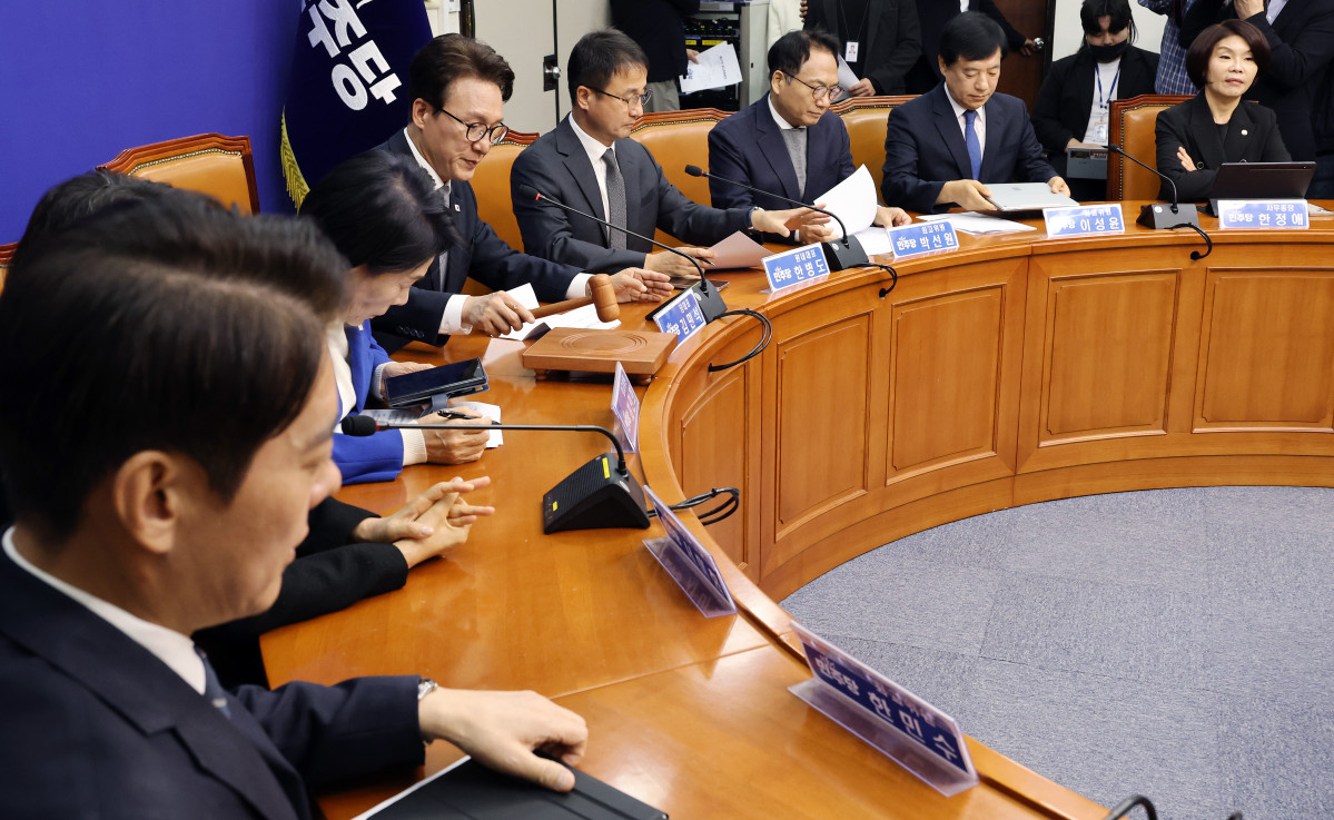 ▲더불어민주당 김민석 대표가 23일 국회에서 열린 최고위원회의에서 의사봉을 두드려 개회를 알리고 있다. (사진=연합뉴스)