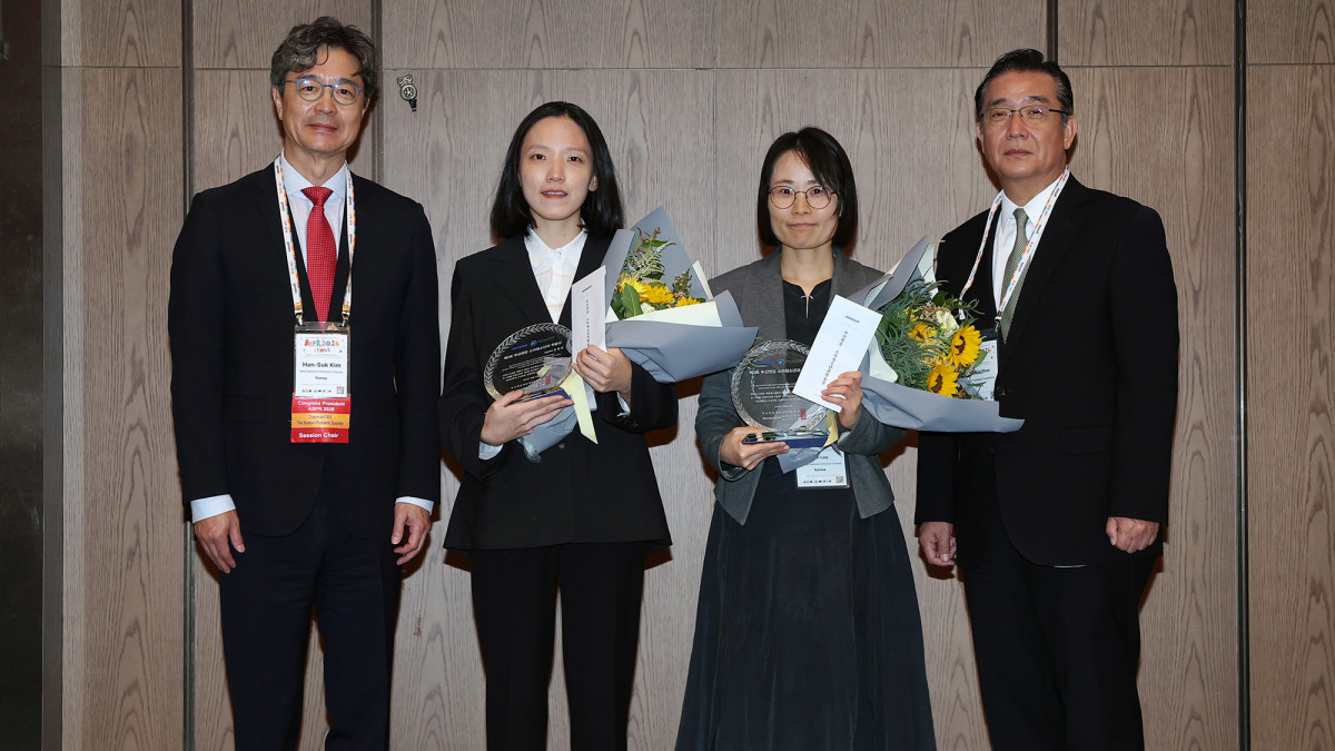 ▲23일 열린 2026년 두산연강 소아청소년과 학술상 시상식에서 참석자들이 기념촬영을 하고 있다. 왼쪽부터 대한소아청소년과학회 김한석 이사장, 수상자인 분당서울대학교병원 김예경 조교수, 전남대학교 의과대학 이은 부교수, 두산연강재단 이원재 대표이사 (두산)