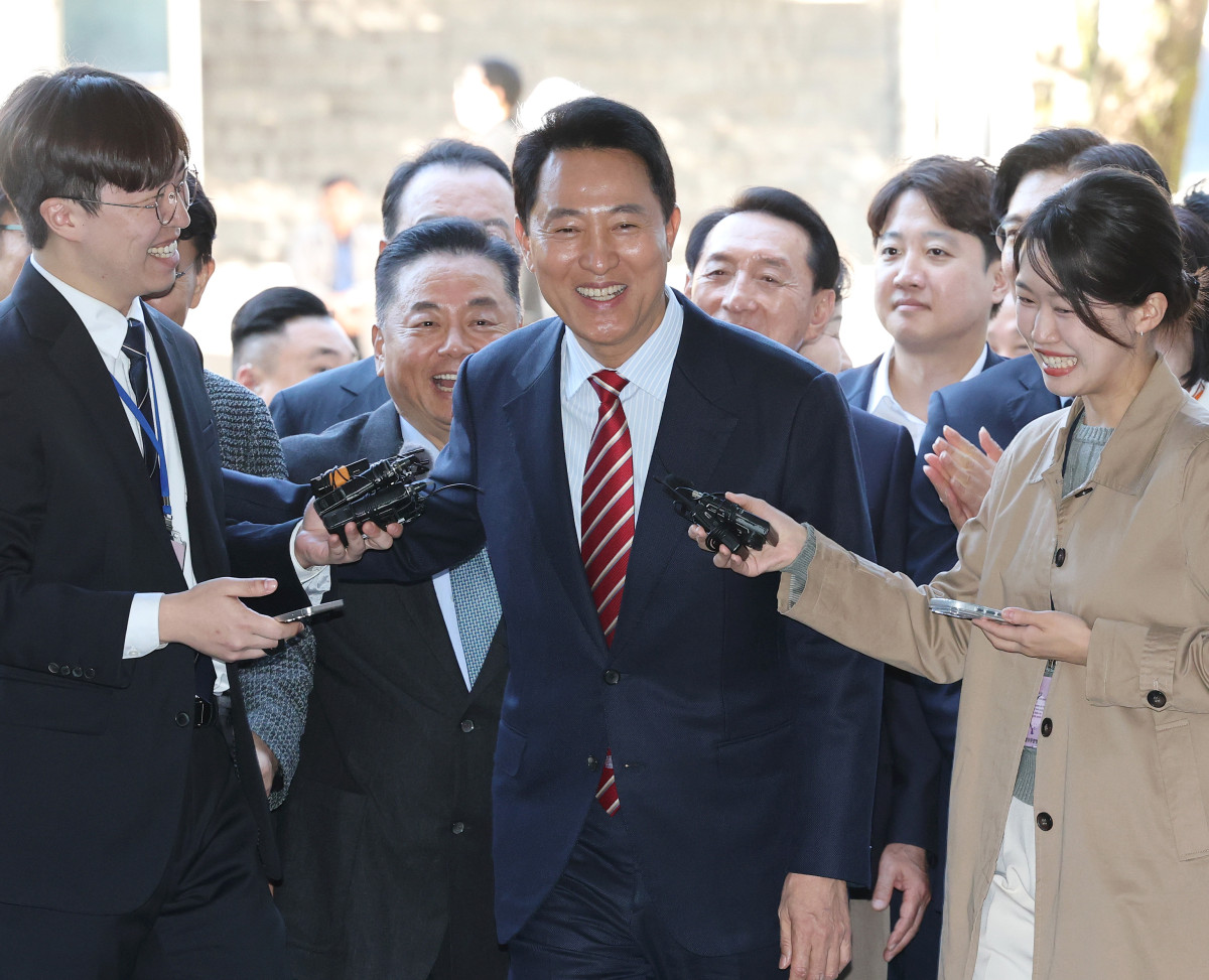 ▲오세훈 서울시장이 서울시장직 유지 여부가 달린 '명태균 여론조사 대납 의혹' 항소심 선고일인 23일 서울 서초구 서울고법에 도착해 법정으로 향하며 취재진의 질문에 답변하고 있다. (연합뉴스)