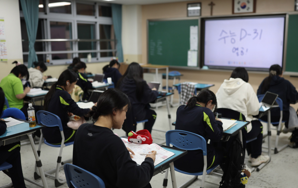 ▲19일 오후 경남 창원시 마산합포구 성지여자고등학교에서 고3 학생이 야간자율학습을 하고 있다. (연합뉴스)
