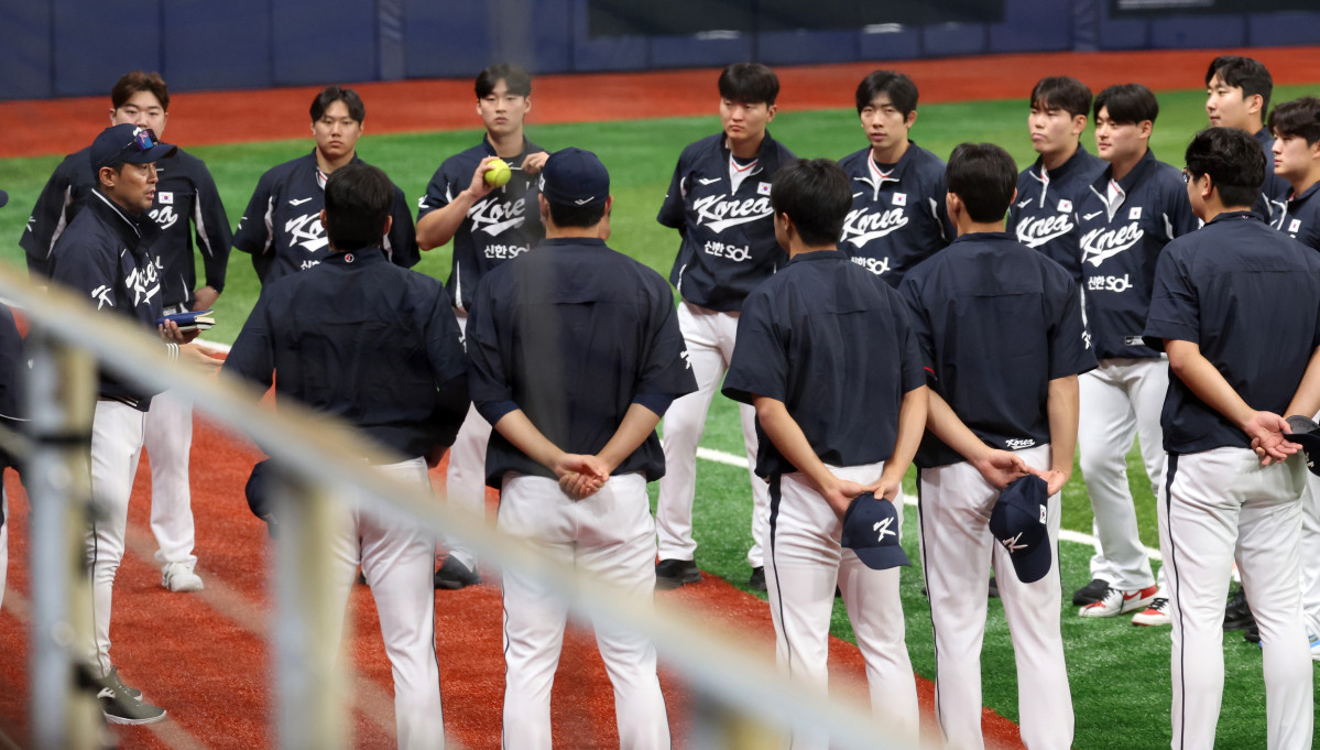 ▲야구 대표팀 김광삼 코치가 2025년 11월 7일 오후 서울 구로구 고척스카이돔에서 열린 훈련에서 선수들과 대화를 하고 있다. (뉴시스)