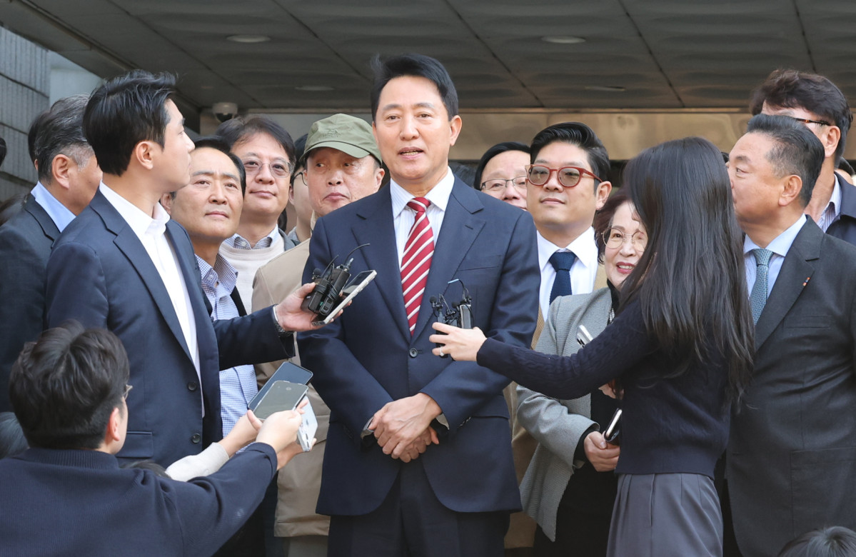 ▲오세훈 서울시장이 23일 서울 서초구 서울고법에서 열린 '명태균 여론조사 대납 의혹 사건' 항소심 선고 공판 뒤 무죄 판결과 관련해 입장을 밝히고 있다 (연합뉴스)