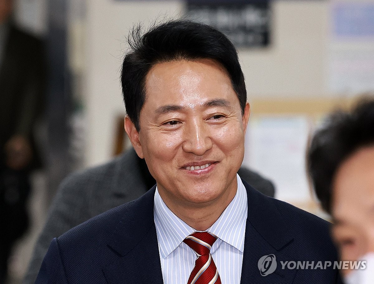 ▲오세훈 서울시장이 서울시장직 유지 여부가 달린 '명태균 여론조사 대납 의혹' 항소심 선고일인 23일 서울 서초구 서울고법에 도착해 법정으로 향하고 있다. (연합뉴스)
