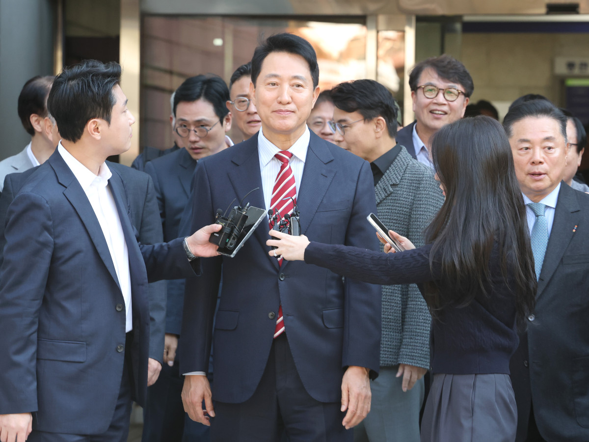 ▲오세훈 서울시장이 23일 서울 서초구 서울고법에서 열린 '명태균 여론조사 대납 의혹 사건' 항소심 선고 공판 뒤 나와 취재진의 질문을 받고 있다. 사진=연합뉴스