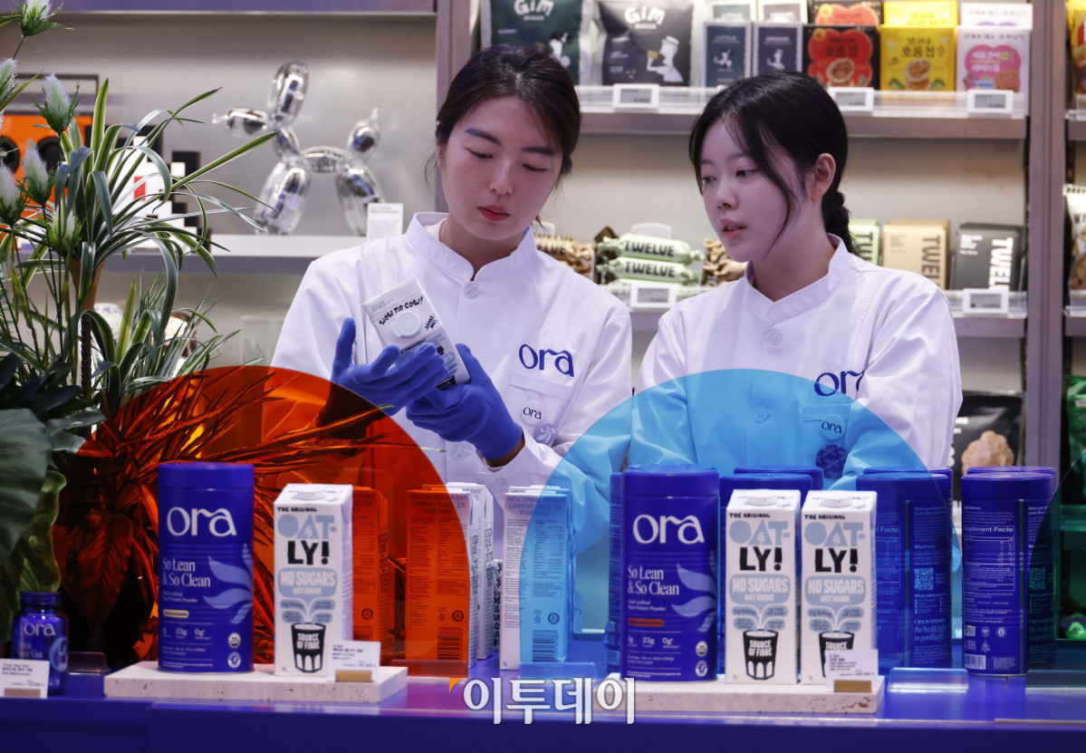 ▲23일 서울 서초구 신세계백화점 강남점 지하 1층 스위트파크에서 미국 클린 웰니스 브랜드 '오라 오가닉(Ora Organic)'의 국내 첫 팝업스토어가 열리고 있다. 글로벌 브랜드 수입·유통사 블레스앤코는 식물성 단백질 파우더와 장 건강을 위한 프로바이오틱스 제품 등을 선보이는 이번 팝업을 다음 달 5일까지 운영한다. 블레스앤코는 오라 오가닉의 이번 행사를 시작으로 국내 공식 유통에 나선다. 고이란 기자 photoeran@