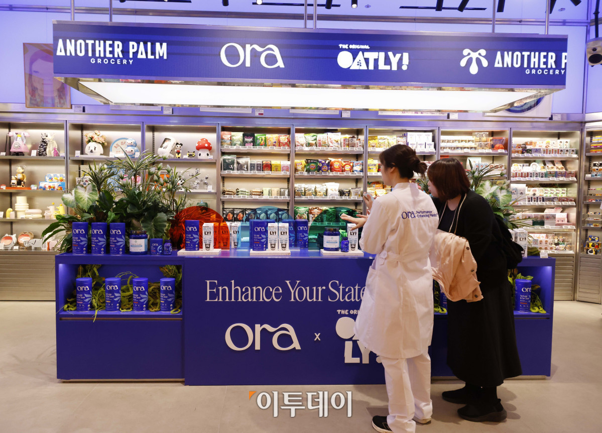 ▲23일 서울 서초구 신세계백화점 강남점 지하 1층 스위트파크에서 미국 클린 웰니스 브랜드 '오라 오가닉(Ora Organic)'의 국내 첫 팝업스토어가 열리고 있다. 글로벌 브랜드 수입·유통사 블레스앤코는 식물성 단백질 파우더와 장 건강을 위한 프로바이오틱스 제품 등을 선보이는 이번 팝업을 다음 달 5일까지 운영한다. 블레스앤코는 오라 오가닉의 이번 행사를 시작으로 국내 공식 유통에 나선다. 고이란 기자 photoeran@