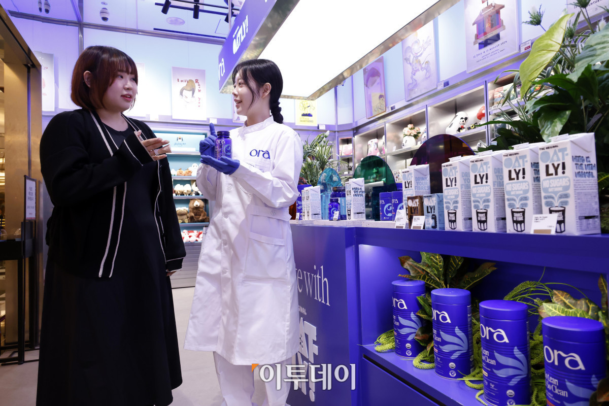 ▲23일 서울 서초구 신세계백화점 강남점 지하 1층 스위트파크에서 미국 클린 웰니스 브랜드 '오라 오가닉(Ora Organic)'의 국내 첫 팝업스토어가 열리고 있다. 글로벌 브랜드 수입·유통사 블레스앤코는 식물성 단백질 파우더와 장 건강을 위한 프로바이오틱스 제품 등을 선보이는 이번 팝업을 다음 달 5일까지 운영한다. 블레스앤코는 오라 오가닉의 이번 행사를 시작으로 국내 공식 유통에 나선다. 고이란 기자 photoeran@