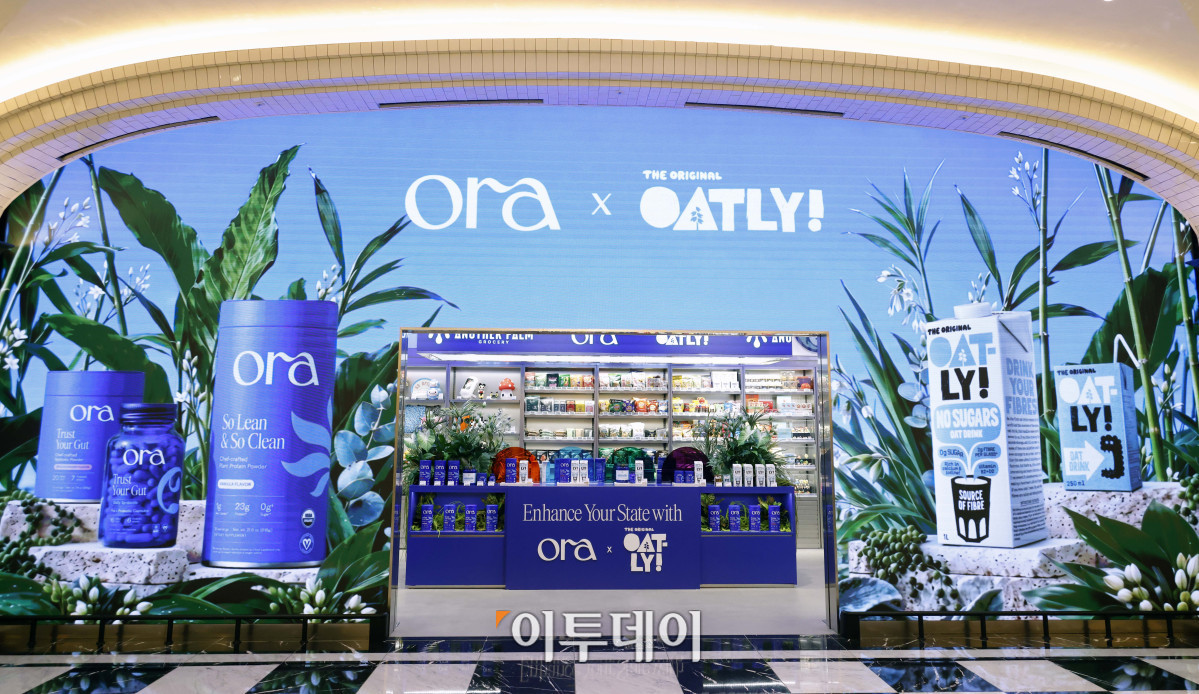 ▲23일 서울 서초구 신세계백화점 강남점 지하 1층 스위트파크에서 미국 클린 웰니스 브랜드 '오라 오가닉(Ora Organic)'의 국내 첫 팝업스토어가 열리고 있다. 글로벌 브랜드 수입·유통사 블레스앤코는 식물성 단백질 파우더와 장 건강을 위한 프로바이오틱스 제품 등을 선보이는 이번 팝업을 다음 달 5일까지 운영한다. 블레스앤코는 오라 오가닉의 이번 행사를 시작으로 국내 공식 유통에 나선다. 고이란 기자 photoeran@