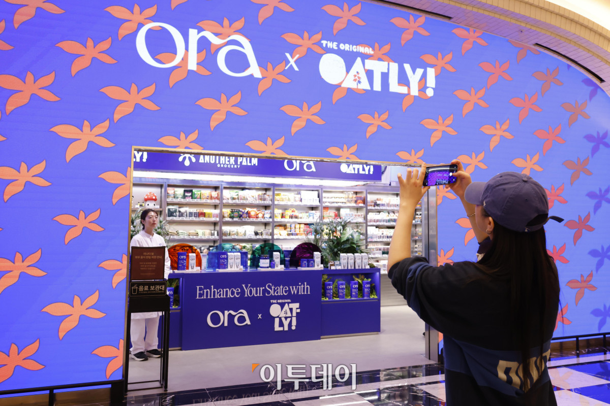 ▲23일 서울 서초구 신세계백화점 강남점 지하 1층 스위트파크에서 미국 클린 웰니스 브랜드 '오라 오가닉(Ora Organic)'의 국내 첫 팝업스토어가 열리고 있다. 글로벌 브랜드 수입·유통사 블레스앤코는 식물성 단백질 파우더와 장 건강을 위한 프로바이오틱스 제품 등을 선보이는 이번 팝업을 다음 달 5일까지 운영한다. 블레스앤코는 오라 오가닉의 이번 행사를 시작으로 국내 공식 유통에 나선다. 고이란 기자 photoeran@