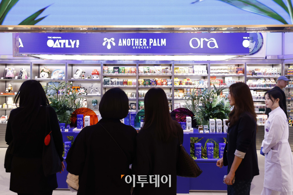 ▲23일 서울 서초구 신세계백화점 강남점 지하 1층 스위트파크에서 미국 클린 웰니스 브랜드 '오라 오가닉(Ora Organic)'의 국내 첫 팝업스토어가 열리고 있다. 식물성 단백질 파우더와 장 건강을 위한 프로바이오틱스 제품 등을 선보이는 이번 팝업은 다음 달 5일까지 운영된다. 오라 오가닉은 이번 행사를 시작으로 국내 공식 유통에 나선다. 고이란 기자 photoeran@
