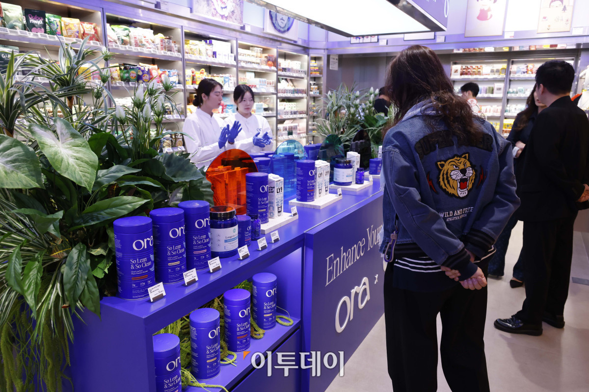 ▲23일 서울 서초구 신세계백화점 강남점 지하 1층 스위트파크에서 미국 클린 웰니스 브랜드 '오라 오가닉(Ora Organic)'의 국내 첫 팝업스토어가 열리고 있다. 글로벌 브랜드 수입·유통사 블레스앤코는 식물성 단백질 파우더와 장 건강을 위한 프로바이오틱스 제품 등을 선보이는 이번 팝업을 다음 달 5일까지 운영한다. 블레스앤코는 오라 오가닉의 이번 행사를 시작으로 국내 공식 유통에 나선다. 고이란 기자 photoeran@