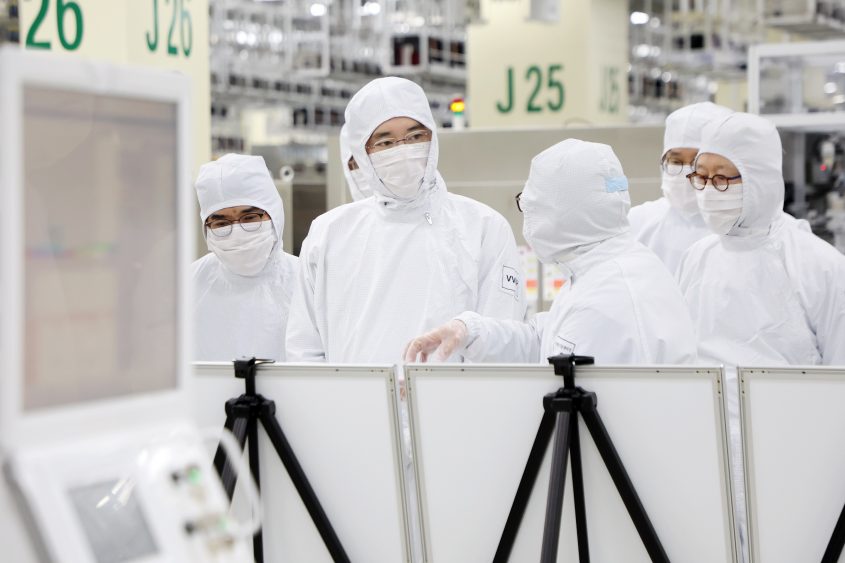 ▲이재용 삼성전자 회장이 2023년 2월 삼성전자 천안캠퍼스를 찾아 패키지 라인을 둘러보고 사업전략을 점검하고 있다. (사진=삼성전자)