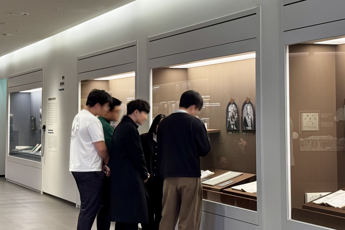 ▲23일 서울 중구 회현동 ‘우리1899 박물관’에서 관람객들이 고종황제와 영친왕의 사진을 보고 있다. (김가영 수습기자 gozero@)