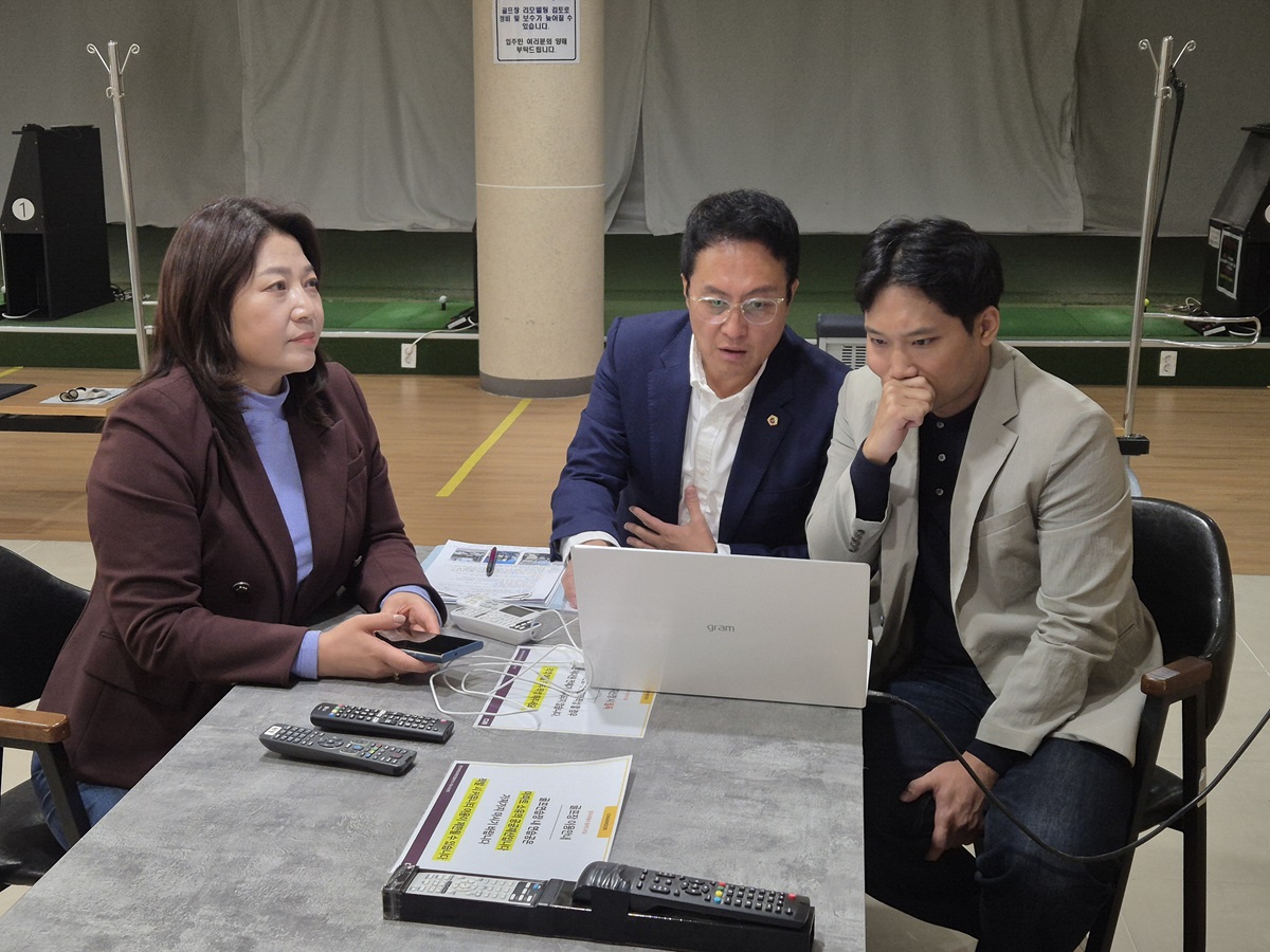 ▲채명신 경기도의원(가운데)과 박희정·신민욱 용인특례시의원이 10월 22일 용인시 보라동 한국민속촌 일대에서 열린 2차 현장대책회의에서 관계기관·주민들과 교통혼잡 개선방안을 논의하고 있다. 채 의원은 이 자리에서 한국민속촌 진·출입로를 2~3곳으로 분산하는 방안과 주차장 만차 상황을 진입 1~2㎞ 전방에서 안내하는 방안을 제안했다. (채명신 경기도의원실)