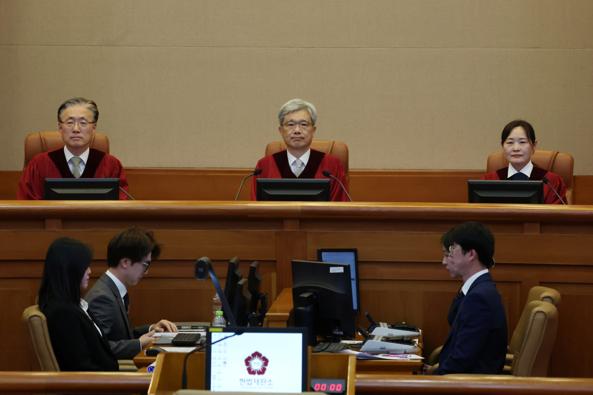 ▲김상환(가운데) 헌법재판소장 등 헌법재판관들이 23일 서울 종로구 헌법재판소 대심판정에서 열린 공개 변론에 참석해 자리하고 있다. (뉴시스)