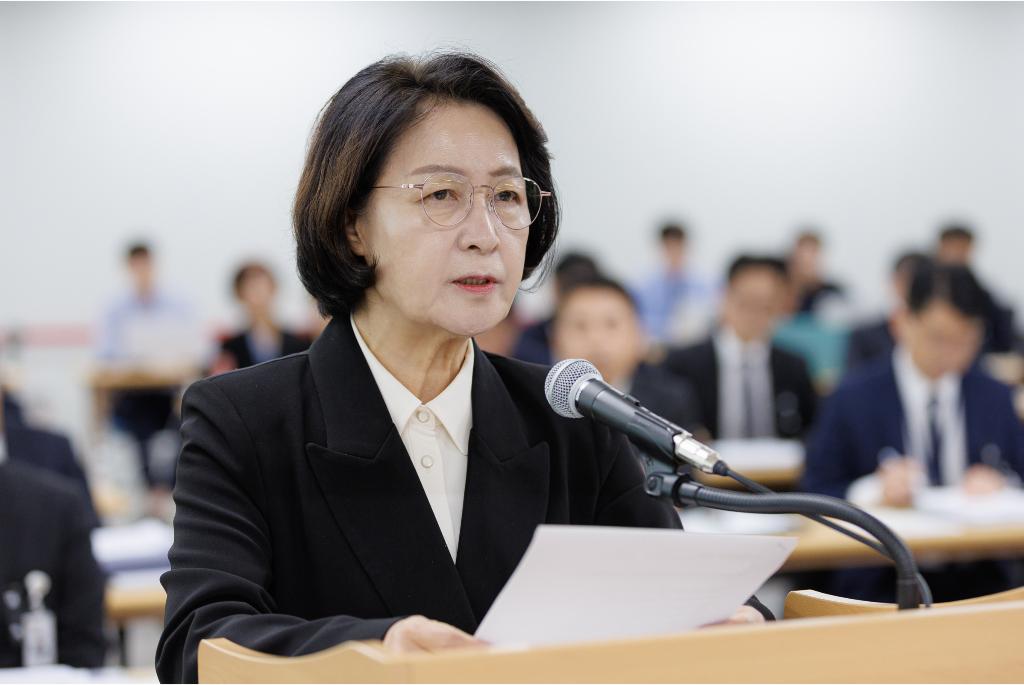 ▲추미애 경기도지사가 19일 경기도청에서 열린 국회 국토교통위원회의 경기도 국정감사에서 의원 질의에 답변하고 있다. 이날 국감에서는 경기도의 소방안전교부세 미집행액과 소방차량 구매계획 축소가 쟁점이 됐다. (경기도)