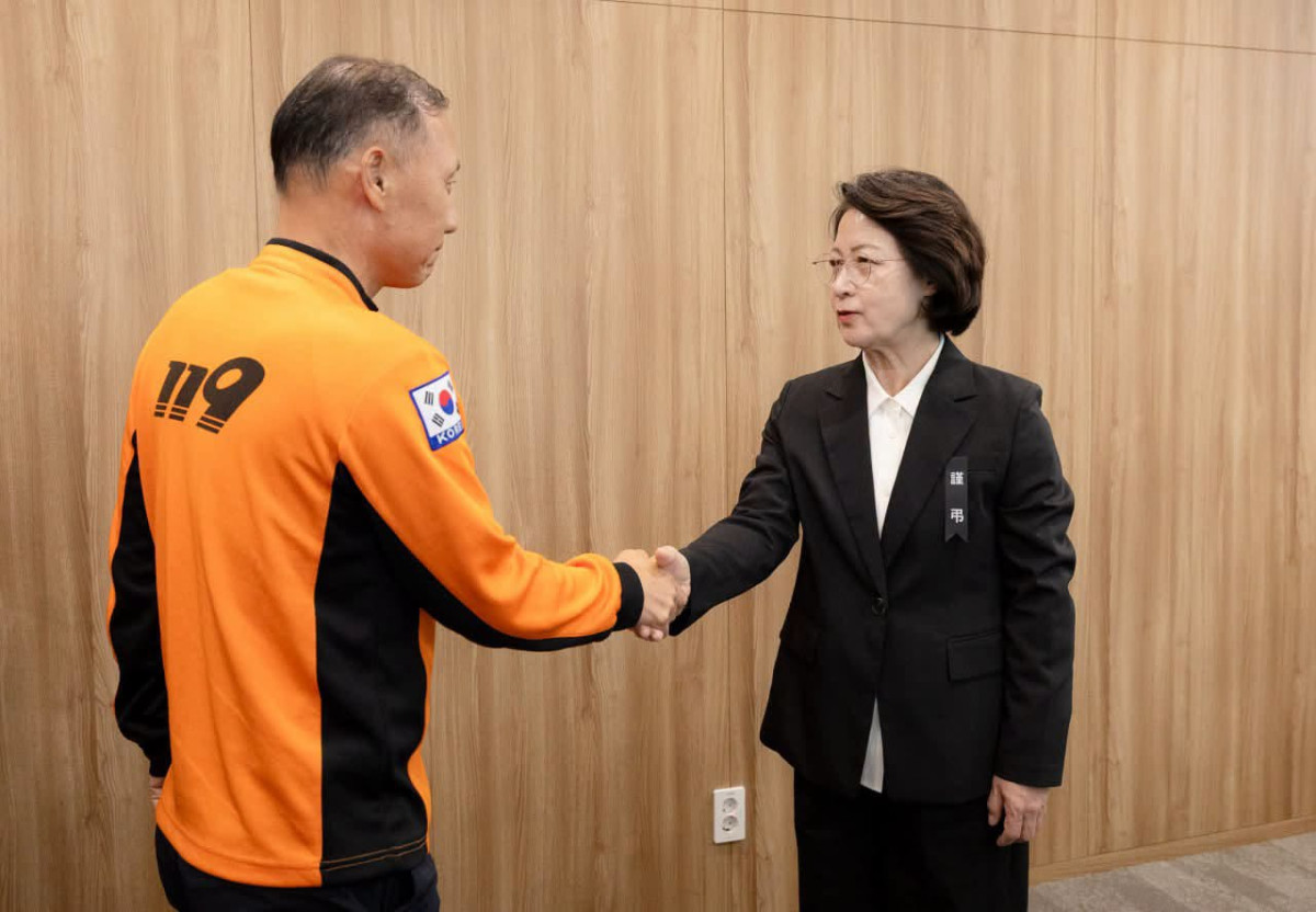 ▲추미애 경기도지사가 20일 경기도청에서 전국공무원노동조합 소방본부 관계자들과 간담회를 열고 소방재정과 현장 근무 여건을 논의했다. 추 지사는 23일 페이스북에서 국가직 소방공무원 인건비를 국가가 전액 부담해야 한다고 밝혔다. (경기도)