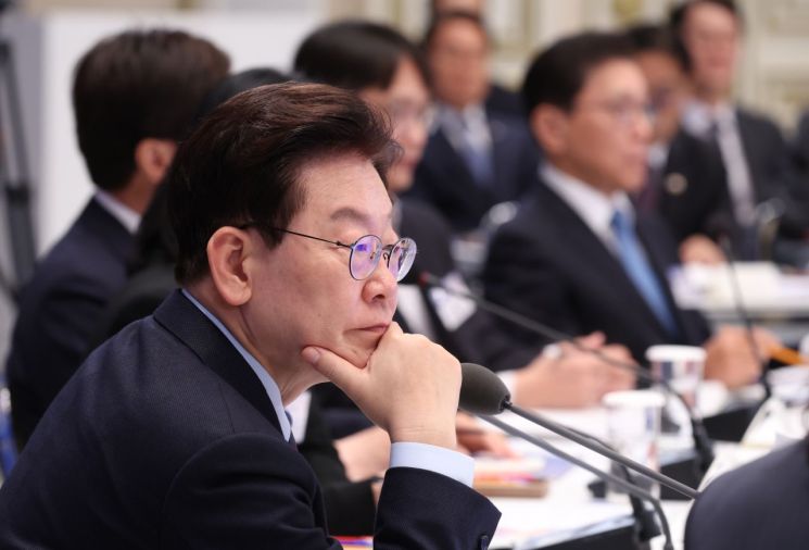 ▲이재명 대통령이 23일 청와대에서 열린 규제합리화위원회 2차 전체회의에서 참석자 발언을 듣고 있다. (연합뉴스)