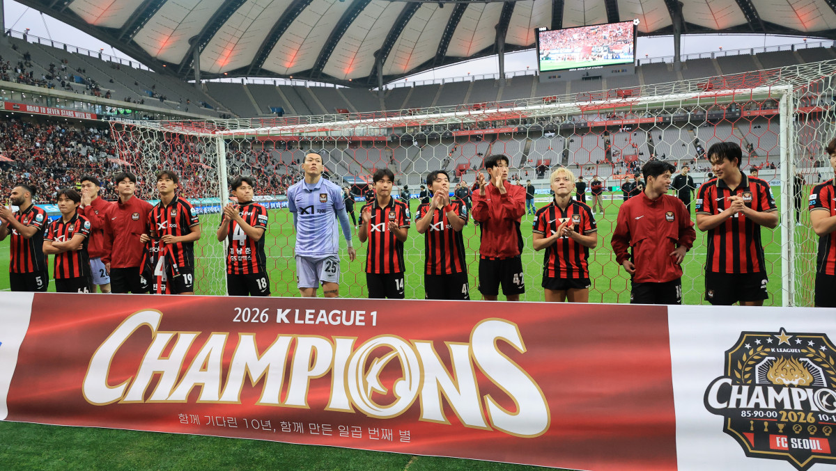 ▲24일 서울 상암 월드컵경기장에서 열린 프로축구 FC서울과 강원FC의 경기에서 FC서울이 승리, 선수들이 우승을 확정 짓고 환호하고 있다. (연합뉴스)
