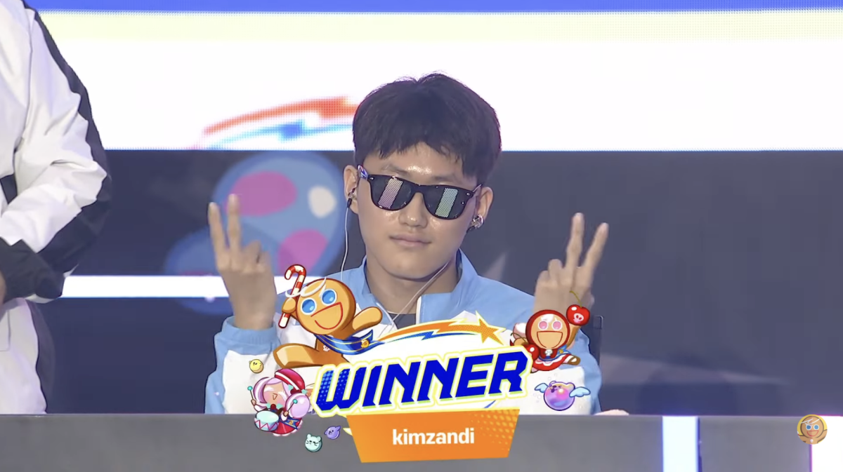 ▲24일 열린 ‘쿠키런: 오븐브레이크 월드 챔피언십 2026’ 8강에서 김잔디(kimzandi) 선수가 스탠2012(stan2012)를 세트 스코어 3-1로 제압한 뒤 선글라스를 착용하고 승리 포즈를 취하고 있다. (출처=유튜브 채널 '쿠키런: 오븐브레이크' 중계화면 캡처)