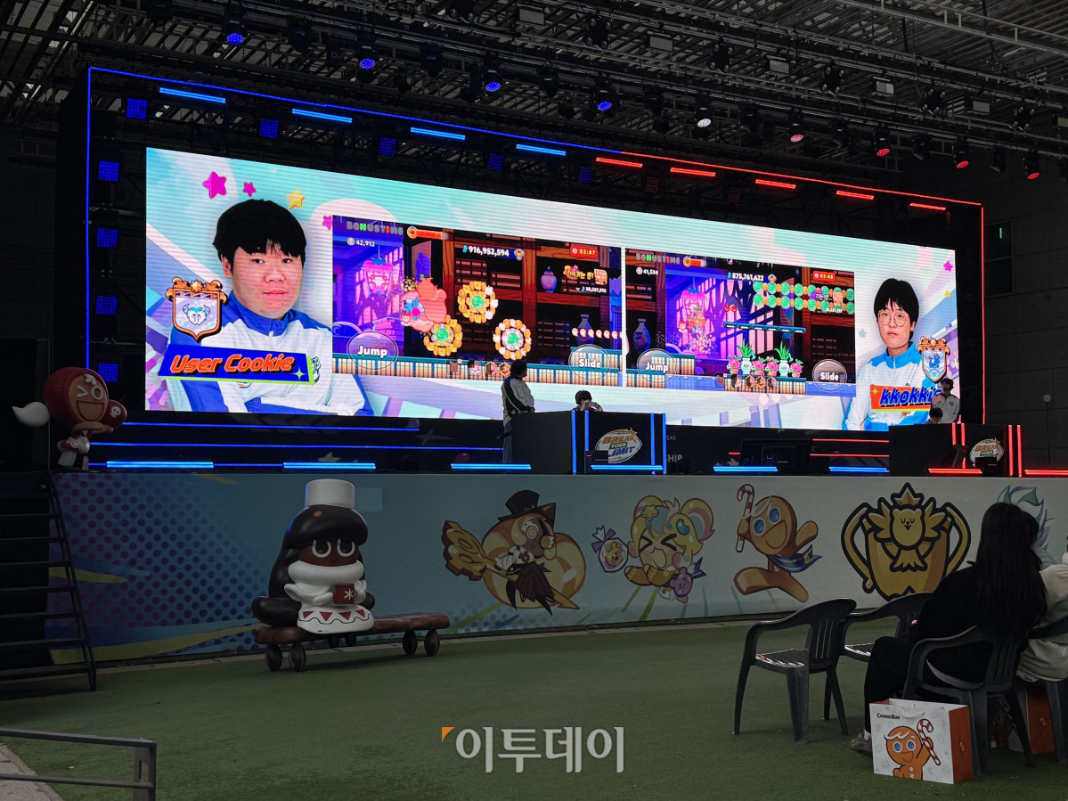 ▲24일 서울 광진구 서울어린이대공원에서 열린 ‘쿠키런: 오븐브레이크 월드 챔피언십 2026’ 8강에서 유저맛 쿠키(User Cookie)와 꼬끼스(kkokkis) 선수가 경기를 펼치고 있다. (노희주 기자 noit@)