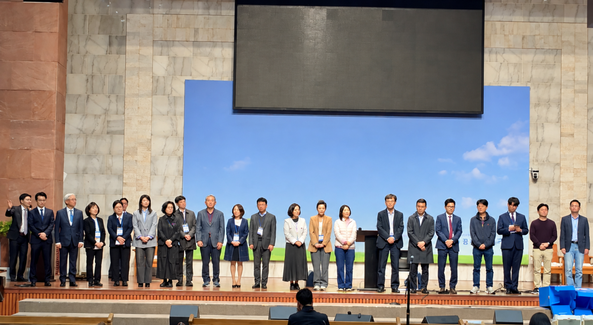▲24일 성남시 분당구 꿈과사랑의교회에서 진행된 '제1차 양지마을 재건축 토지등소유자 전체회의'에서 선출된 정비사업위원회 위원장과 감사, 위원들이 당선 인사를 하고 있다. (사진제공=양지마을 재건축 정비사업위원회)