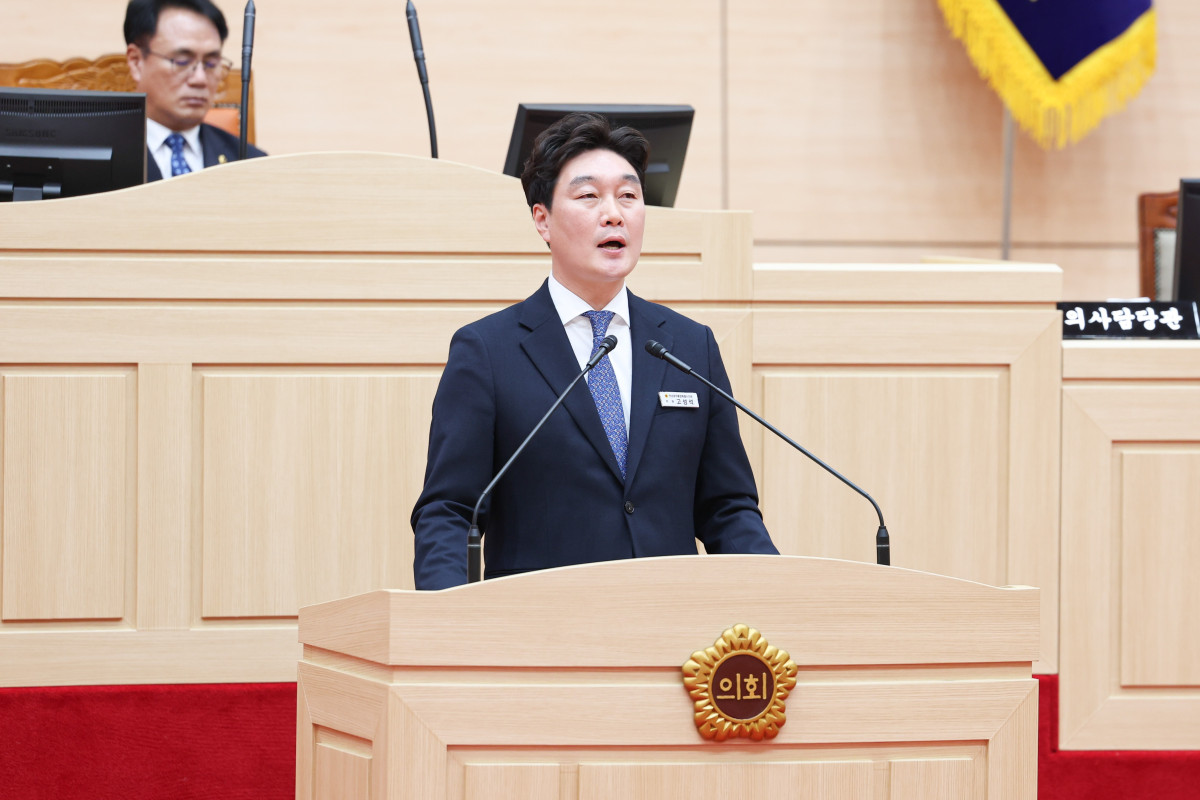 ▲고성석 전남광주통합특별시의원이 무안 국가산단 분양 보증과 군공항 이전 합의 이행을 촉구하고 있다. (사진제공=전남광주통합특별시의회)