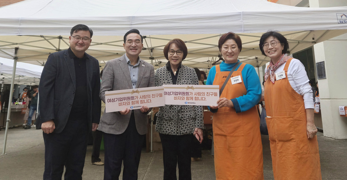 ▲24일 대한상공회의소 여성기업위원회는 서울 정동 이화여고 유관순기념관에서 열린 ‘2026 사랑의 친구들 바자’에 참석해 생활용품, 식품, 의류, 가전제품 등 다양한 물품과 후원금을 전달하고, 현장 자원봉사에도 동참했다. (사진제공=대한상공회의소)