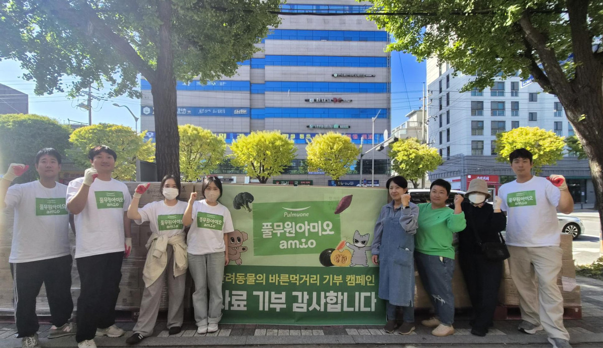 ▲풀무원 임직원들이 최근 구조 동물 쉼터에 풀무원아미오 제품을 전달한 뒤 기념 촬영하고 있다. (사진제공=풀무원)
