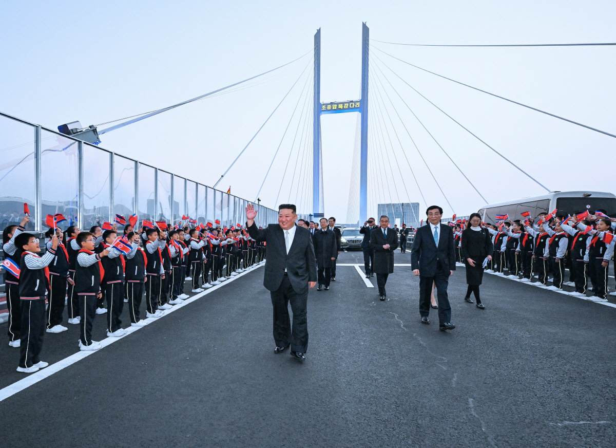 ▲24일 중국 랴오닝성 단둥의 신압록강대교에서 김정은(왼쪽) 북한 국무위원장왕이 당일치기 방중 일정을 마치고 귀국하는 가운데 왕후닝(맨앞 오른쪽) 중국인민정치협상회의(정협) 전국위원회 주석 겸 공산당 정치국 상무위원이 배웅하고 있다. (단둥(중국)/신화연합뉴스)