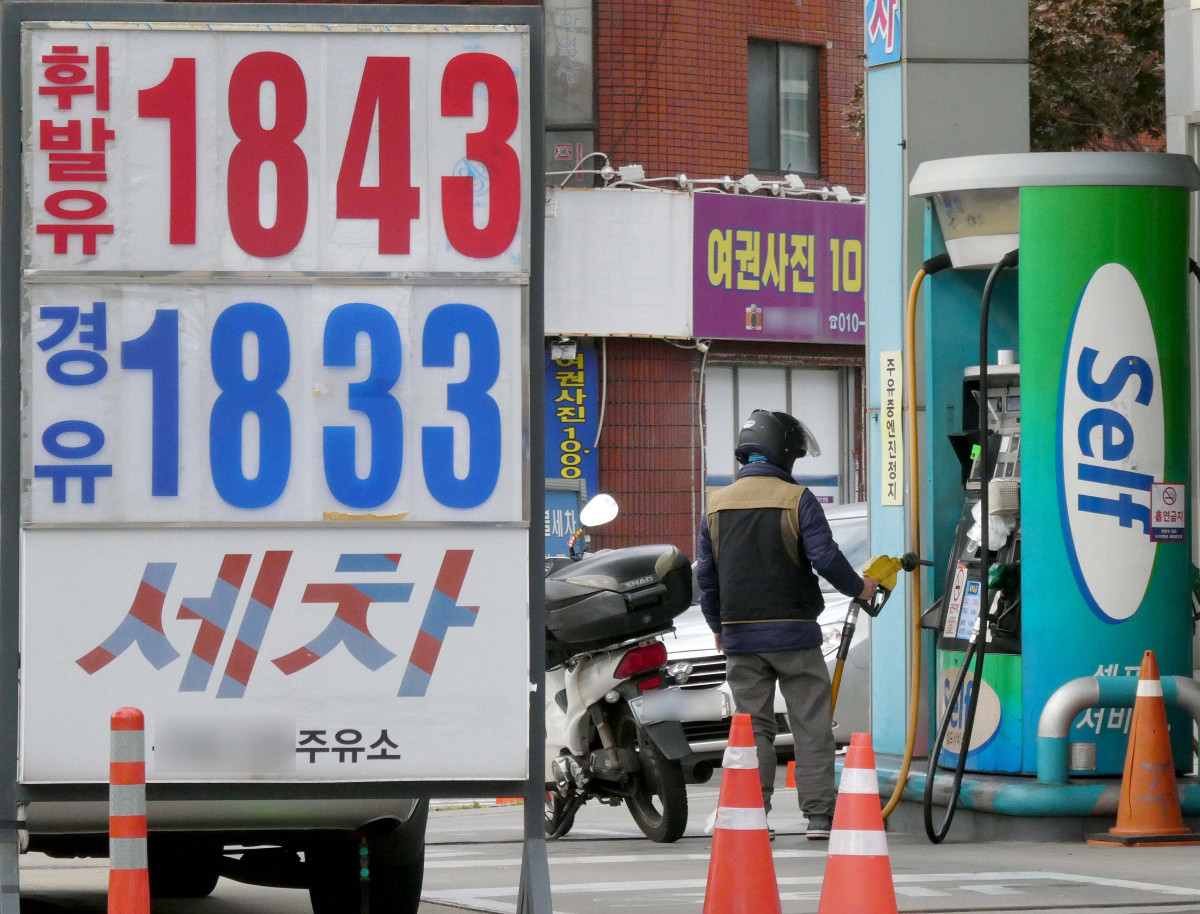 ▲전국 주유소 기름값이 23주 연속 하락세를 이어간 가운데 25일 서울의 한 주유소에 유가가 표시돼 있다. 한국석유공사 오피넷에 따르면 10월 셋째 주 전국 휘발유 평균 판매가는 전주보다 0.5원 내린 리터당 1857.1원, 경유는 0.3원 하락한 1842.5원을 기록했다. 한편 정부가 고유가에 따른 서민 부담을 고려해 지난 3월 도입한 석유 최고가격제가 7개월 넘게 이어지면서 정유사 손실 보전을 위해 편성한 예비비와 예산이 5조6000억원을 넘어서면서 재정 부담과 제도 장기화에 대한 우려가 커지고 있다. 신태현 기자 holjjak@