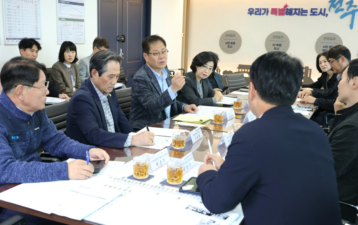 ▲전주시청에서 열린 산업단지 중견기업 간담회에서 조지훈 전주시장과 기업 관계자들이 현장 애로사항을 논의하고 있다. (사진제공=전주시)