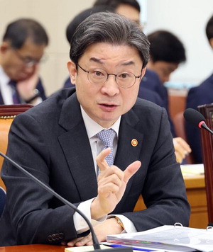 ▲이억원 금융위원장이 국감에서 산업은행 이전에 대한 발언을 하고 있다. (연합뉴스)