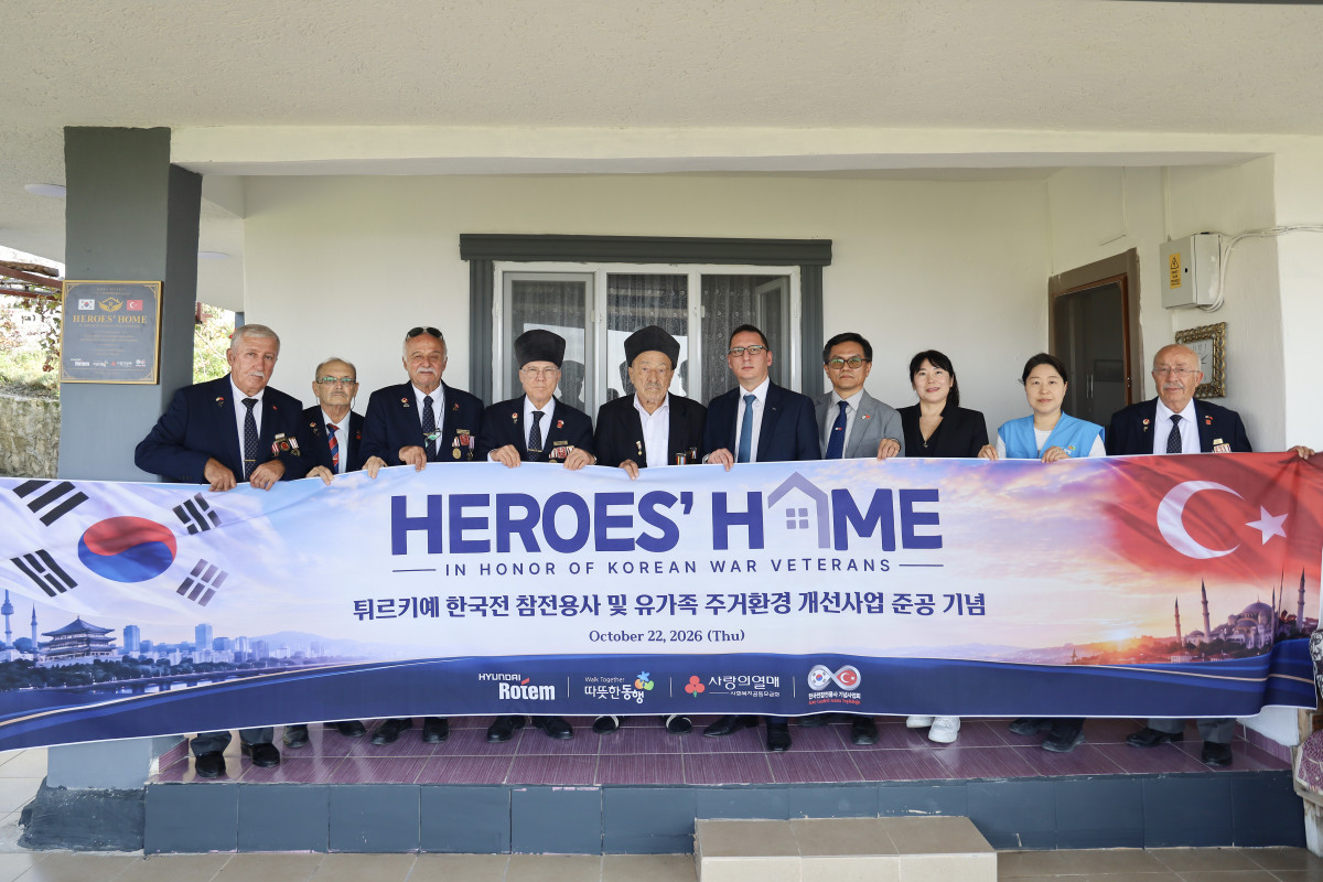 ▲22일(현지시간) 튀르키예 하타이주에서 진행된 현대로템 ‘히어로즈홈(HEROES’ HOME)’ 준공식에서 관계자들이 기념사진 촬영을 하고 있다. 왼쪽 네번째부터 베야지트 유묵 참전용사협회장, 참전용사 메흐멧 쉐케르, 무라트 현대로템 튀르키예 법인장, 이태영 참전용사 기념사업회장, 김문정 튀르키예 한인회장. (현대로템)