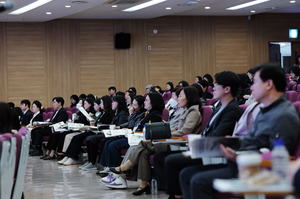 ▲지난 23일 서울아산병원에서 열린 한국노인과학학술단체연합회 학술대회에서 청중들이 발표를 듣고 있다. ‘초고령사회의 새로운 패러다임: 디지털 전환과 AI 기반 혁신’을 주제로 열린 이날 학술대회에서는 돌봄 현장의 수용성을 높이고 노인의 자율성과 존엄을 지키는 인간 중심의 기술 활용 방안이 논의됐다.(이준호 기자)