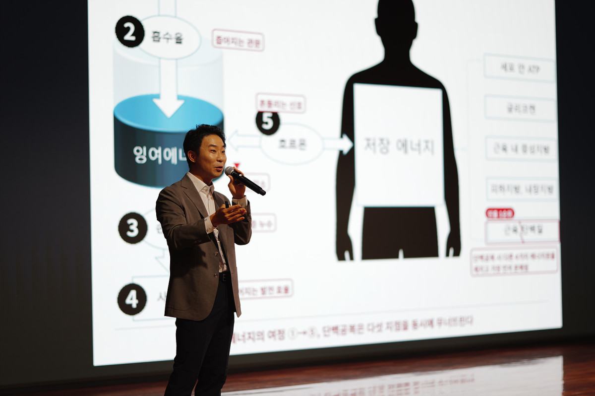 ▲장일영 성균관대 삼성융합의과학원 겸임교수(더힐병원 수석원장)가 지난 23일 서울아산병원에서 열린 한국노인과학학술단체연합회 학술대회에서 ‘역노화 솔루션’을 주제로 특별강연을 하고 있다. 장 교수는 자신답게 활기차게 살아가는 ‘기쁨수명(Joyspan)’을 제안하며 영양 섭취와 운동을 통한 회복 전략을 강조했다.(이준호 기자)