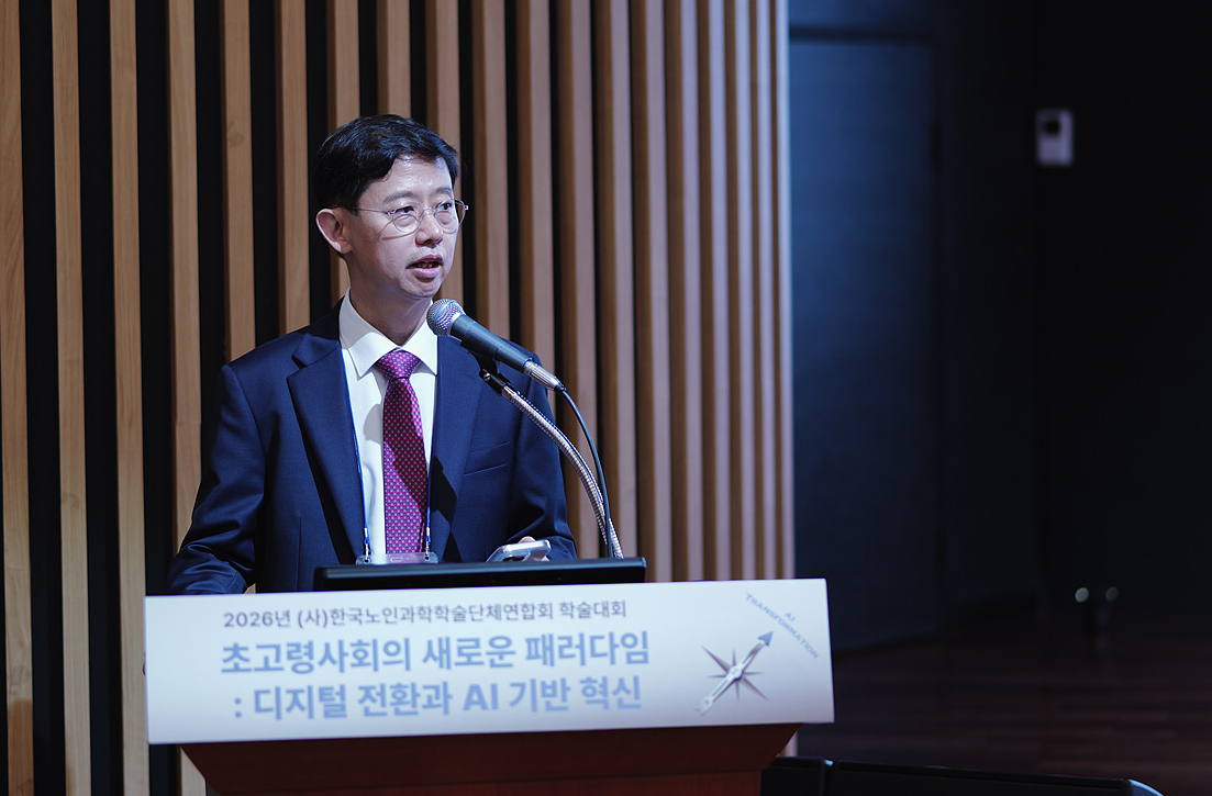 ▲이윤환 한국노년학회장이 지난 23일 서울아산병원에서 열린 한국노인과학학술단체연합회 학술대회에서 한국노년학회 심포지엄 개회사를 하고 있다.(이준호 기자)