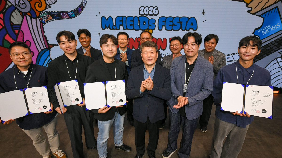 ▲이규석 현대모비스 사장이 ‘2026 엠필즈 페스타 & 발명의 날’ 시상식에서 우수 아이디어 수상자들에게 상장을 수여하고 격려했다. (사진=현대모비스)