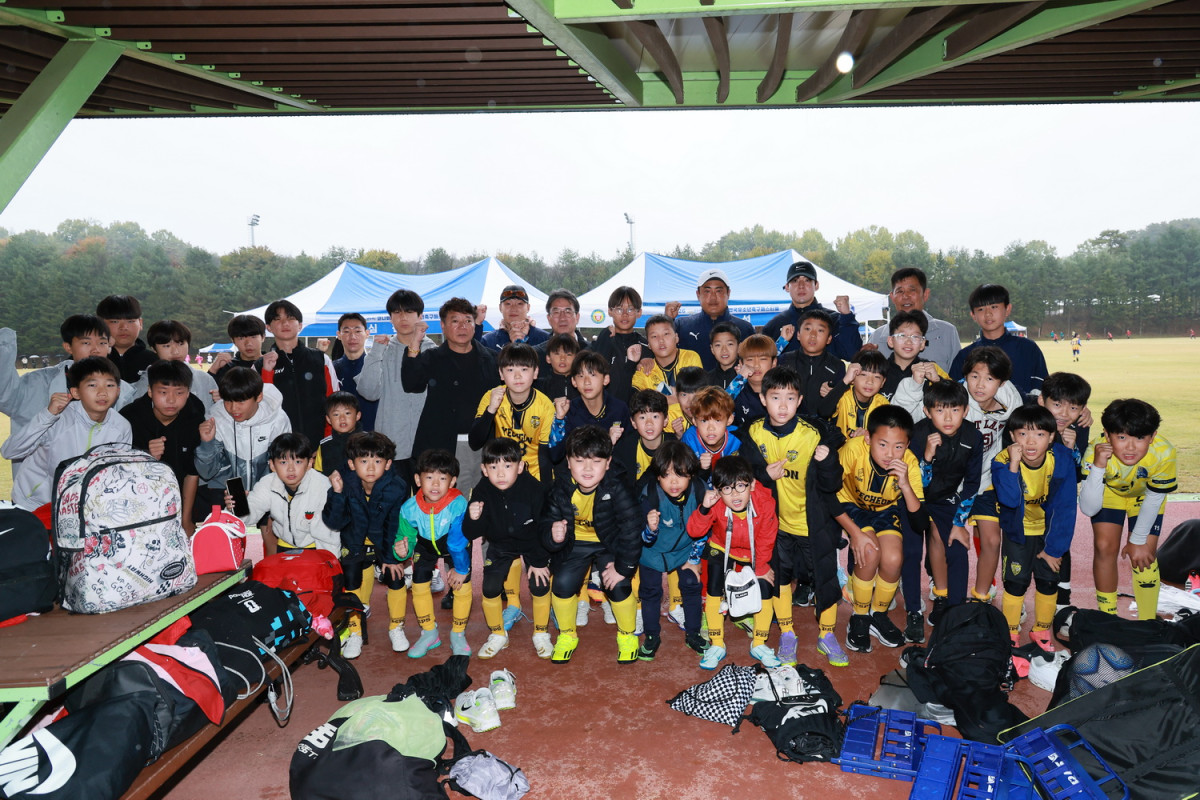 ▲2026 예천군 코니페디 전국유소년축구페스티벌에 참가한 선수와 관계자들이 함께 모여 기념사진을 찍고 있다. (예천군)