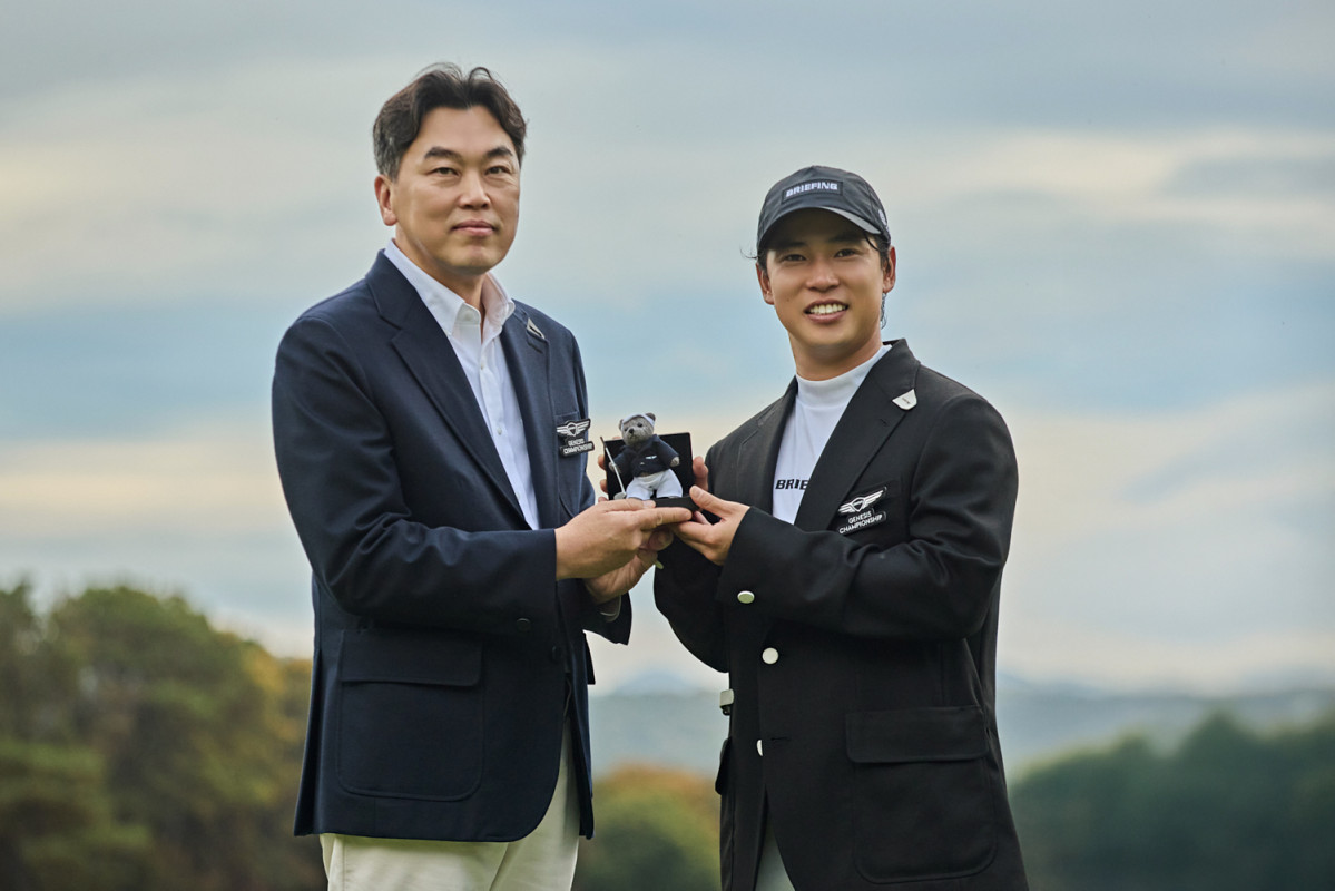 ▲(왼쪽부터) 이시혁 제네시스사업본부장 전무, 2026 제네시스 챔피언십 우승자 가쓰라가와 유토 선수가 기념사진을 촬영하고 있다. (사진=제네시스)