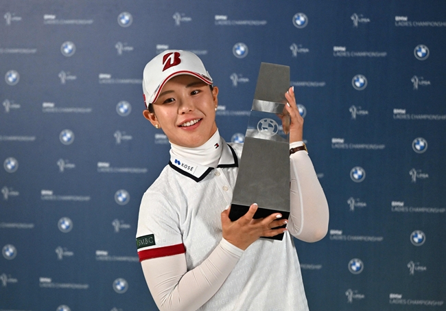 ▲일본의 요시다 유리가 25일 전남 해남 파인비치 골프링크스에서 열린 LPGA 투어 'BMW 레이디스 챔피언십'에서 우승을 차지한 뒤 트로피를 들고 포즈를 취하고 있다. (AFP/연합뉴스)