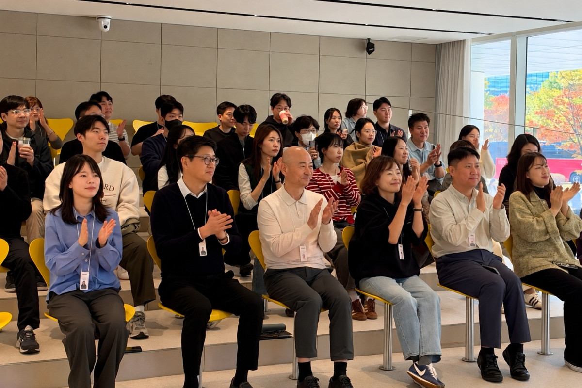 ▲이상훈 한국타이어앤테크놀로지 대표이사(앞줄 가운데)와 김성진 한국앤컴퍼니 디지털전략실 전무(가운데 왼쪽) 등 한국앤컴퍼니그룹 임직원들이 23일 경기도 판교 본사 테크노플렉스에서 열린 ‘지식나눔회’에 참석한 모습. (사진=한국앤컴퍼니)