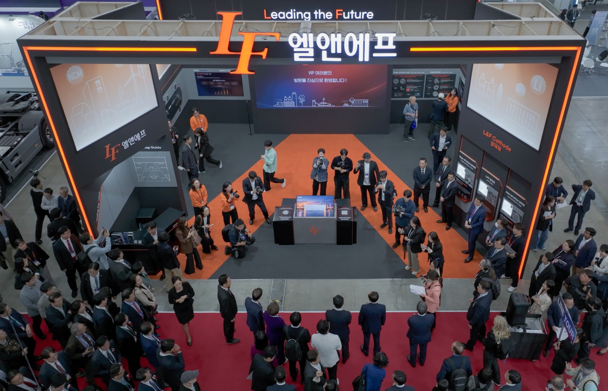▲'2026 대한민국 미래모빌리티엑스포(DIFA 2026)' 내 엘앤에프 부스에서 회사 관계자가 제품 설명을 하고 있다. (사진제공=엘앤에프)