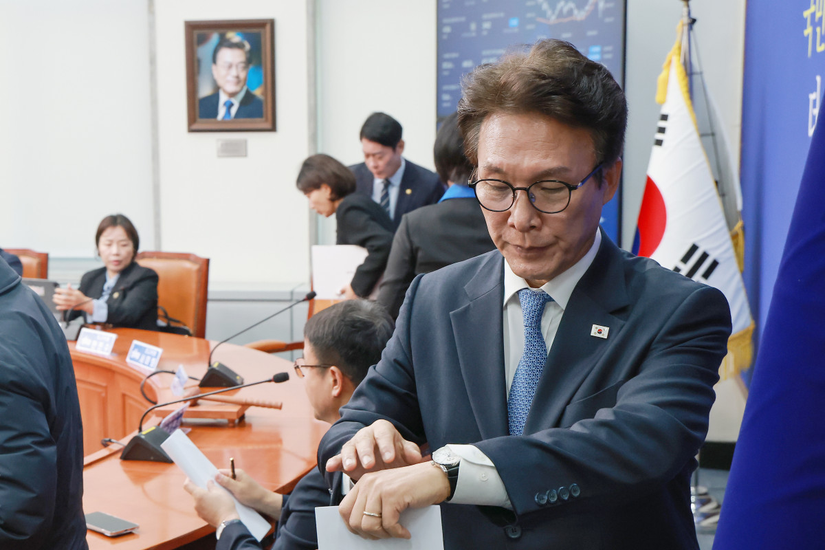 ▲더불어민주당 김민석 대표가 26일 국회에서 열린 최고위원회의 참석을 마치고 회의실을 떠나고 있다. 2026.10.26 (사진=연합뉴스)