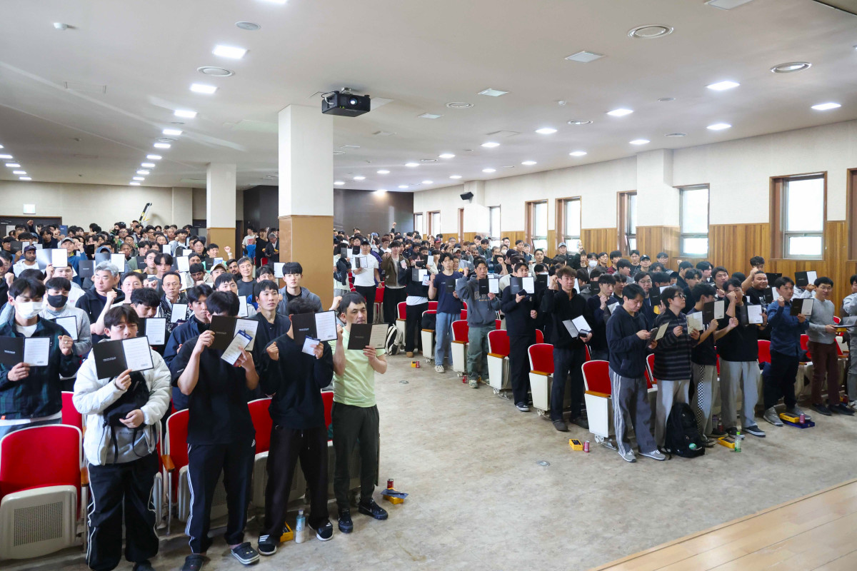 ▲경마 관계자들이 23일 렛츠런파크 서울에서 공정 경마 실천을 다짐하고 있다 (사진제공=한국마사회)