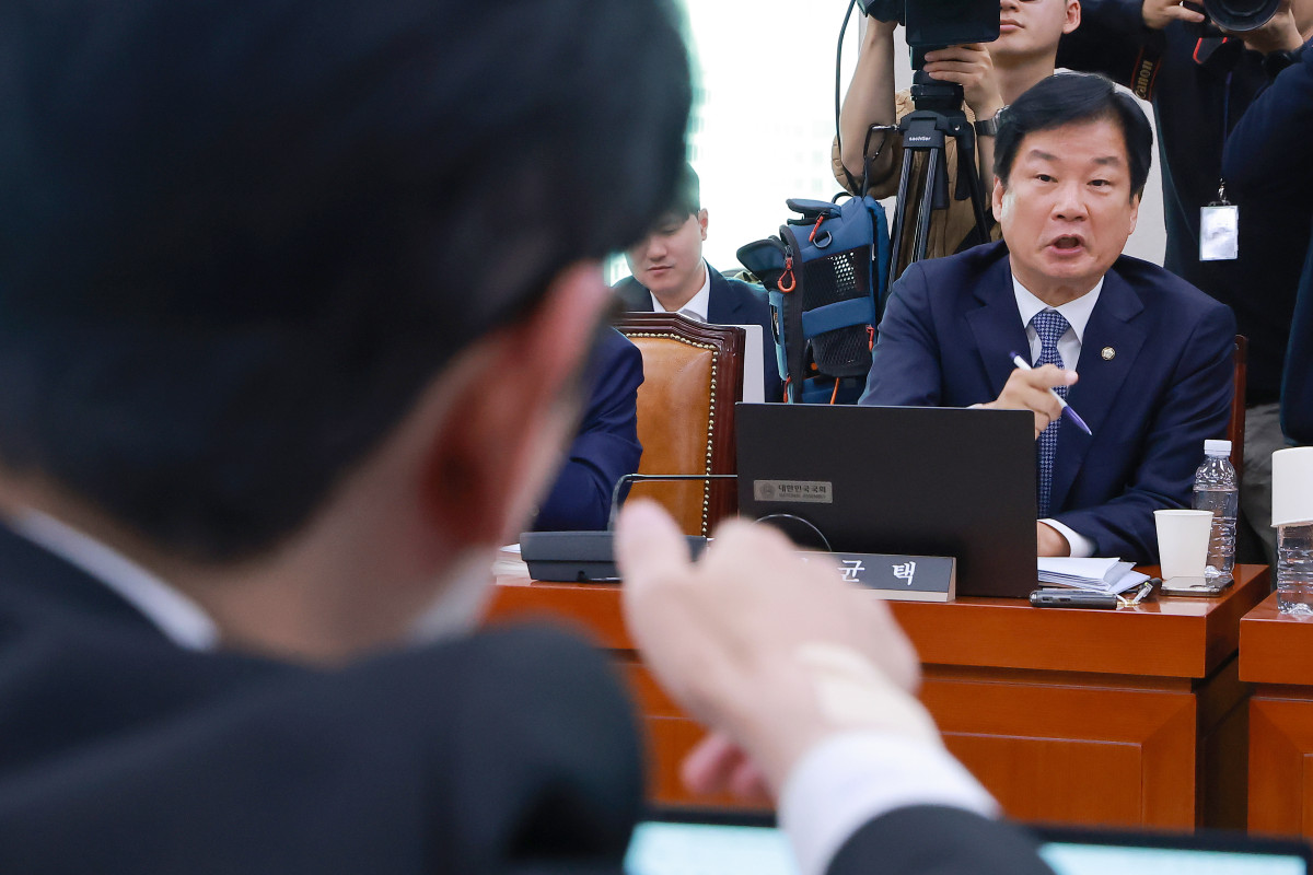 ▲26일 국회 법제사법위원회에서 열린 법무부, 고위공직자범죄수사처, 대법원(법원행정처) 등에 대한 종합감사에서 더불어민주당 박균택 의원이 본인을 포함해 민주당 법사위원 등 의원들을 언급하며 질의한 국민의힘 김민전 의원에게 항의하고 있다. 왼쪽은 국민의힘 주진우 의원. 2026.10.26 (사진=연합뉴스)